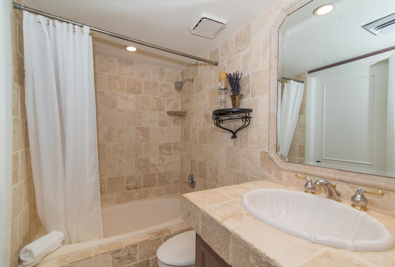 Aqua Bay Club Luxury Condos West Bay Экстерьер фото